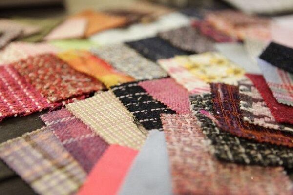 Силиконды қынап туралы бейне Трусиканы шешіп жатқан жетілген әйелдің суреті